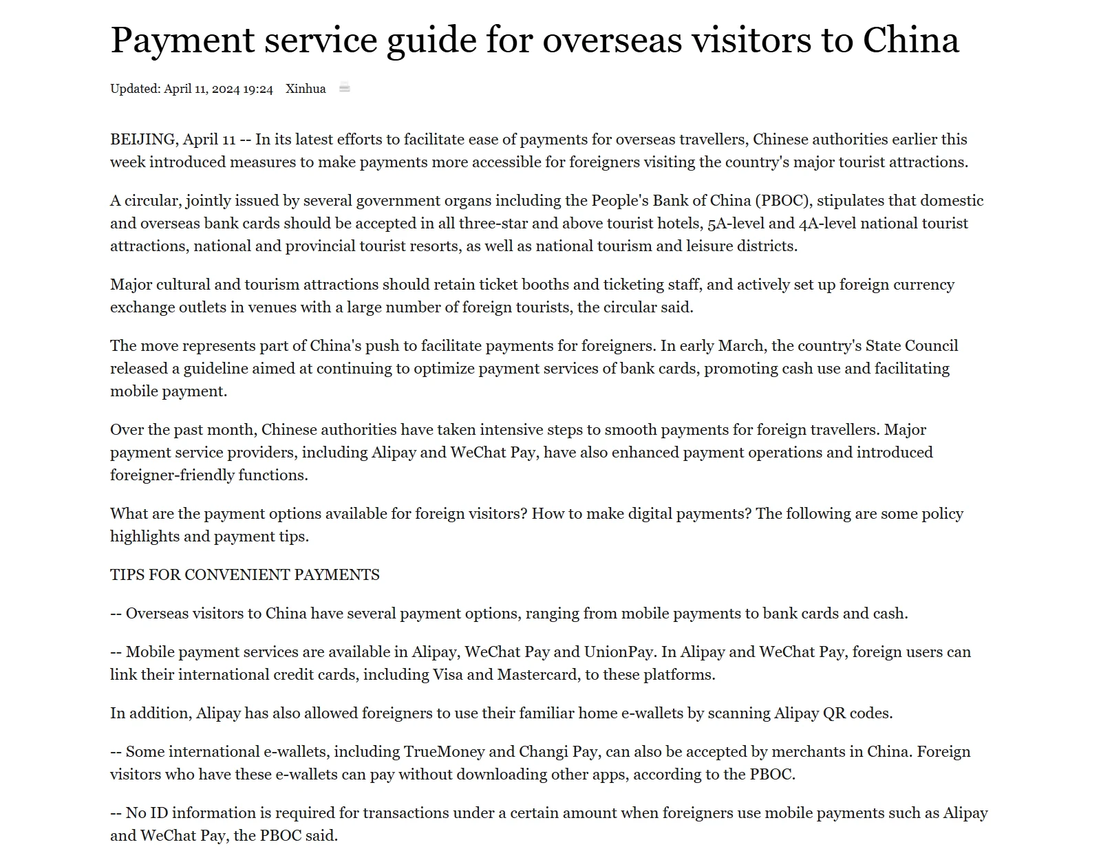 中国政府网英文版 2024 年 4 月《Payment service guide for overseas visitors to China》页面截图，写明支付宝、微信支付允许境外用户绑定 Visa、Mastercard 等国际卡，三星级以上旅游饭店和 4A、5A 级景区要受理境内外银行卡
